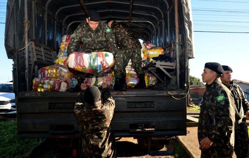 O Ex&eacute;rcito Brasileiro auxilia a opera&ccedil;&atilde;o com o transporte dos mantimentos