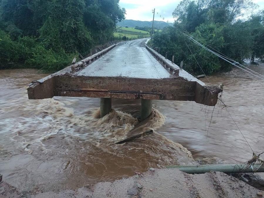 A queda da cabeceira da ponte  deixou o terceiro distrito em Jaguari isolado