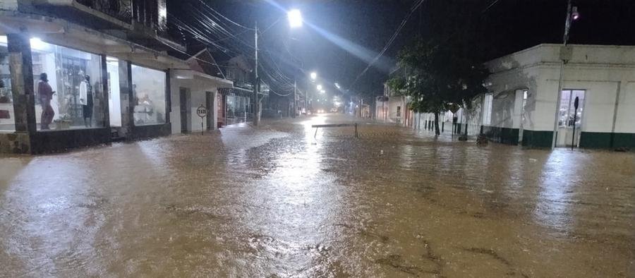 A &aacute;gua alagou as ruas at&eacute; mesmo no Centro