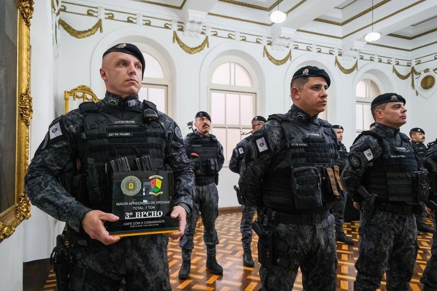 Homenagem aos policiais militares que participaram da opera&ccedil;&atilde;o que resultou na maior apreens&atilde;o de drogas da hist&oacute;ria da BM