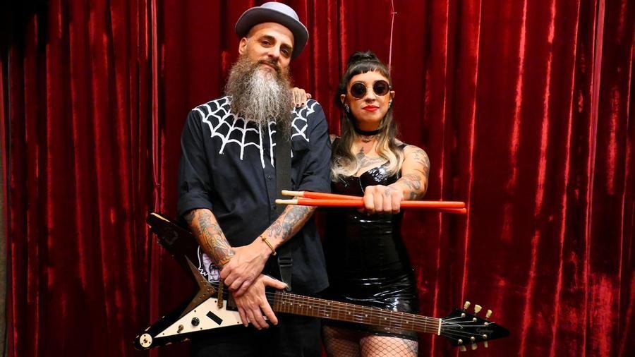 O duo Morcegula, formado por Henrique Badke e Rebeca Li Maciel, se apresenta com Frank Jorge, nesta feriado de 19 de junho, quinta, &aacute;s 21h, no Ocidente