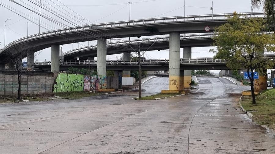 Regi&atilde;o que costuma alagar na avenida Volunt&aacute;rios da P&aacute;tria com Sert&oacute;rio est&aacute; seca na manh&atilde; desta quinta-feira