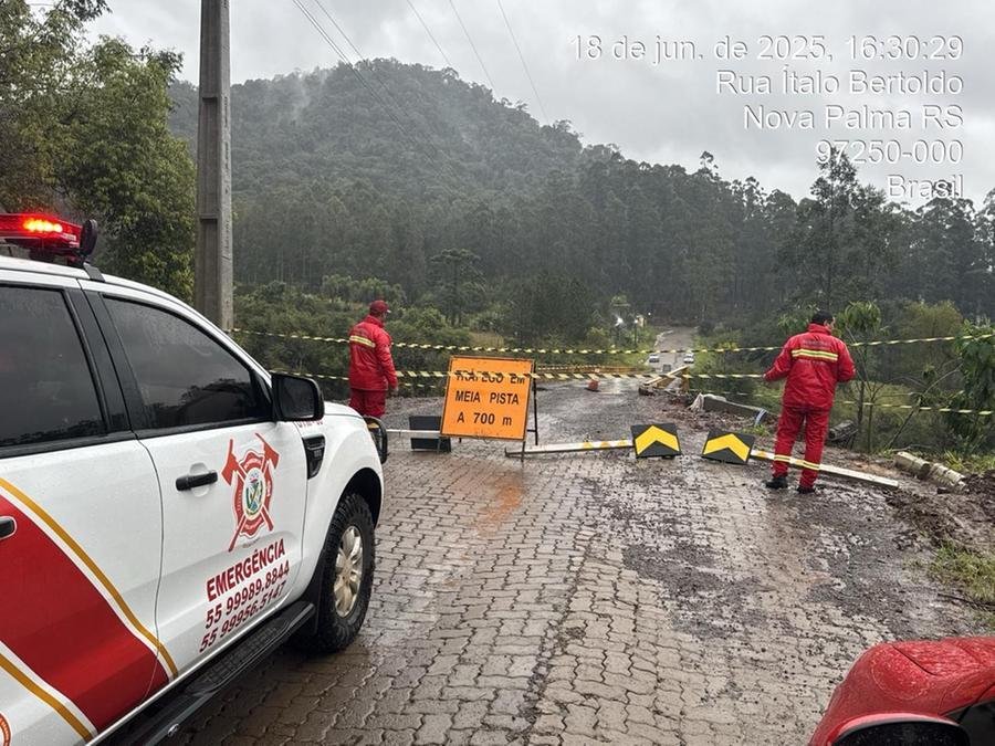 O acesso &agrave;s regi&otilde;es de Santo Ant&ocirc;nio e Rinc&atilde;o dos Fr&eacute;os precisou ser interditada por problemas na cabeceira de uma ponte