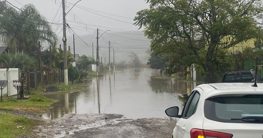 Arroio transbordou e inunda parte do bairro Jardim do Cedro