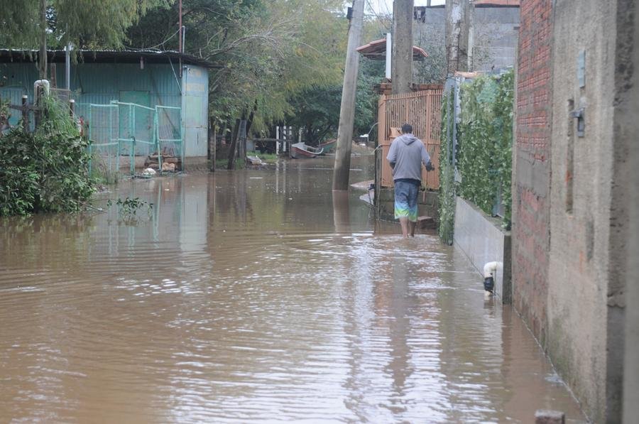 Desde a quinta-feira, algumas ruas da Ilha da Pintada j&aacute; sofriam com a eleva&ccedil;&atilde;o do Gua&iacute;ba