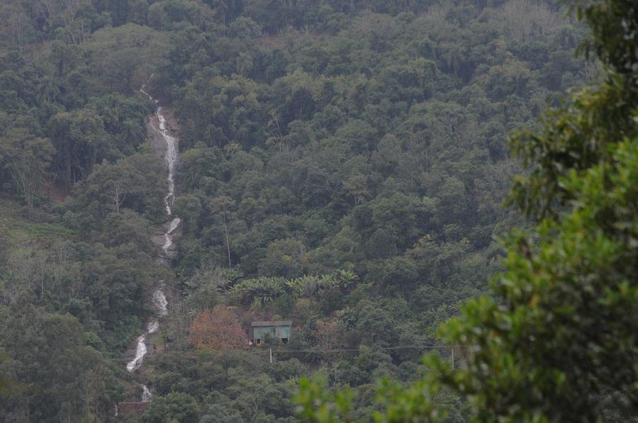 Deslizamento de terra em morro entre Mu&ccedil;um e Roca Sales