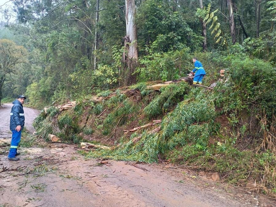 As frentes de trabalho atuam em &aacute;reas urbanas e rurais, com foco em libera&ccedil;&atilde;o de vias, limpeza de canos entupidos, remo&ccedil;&atilde;o de barreiras, conten&ccedil;&atilde;o de riscos estruturais e a&ccedil;&otilde;es preventivas.