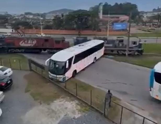 &Ocirc;nibus foi jogado para frente