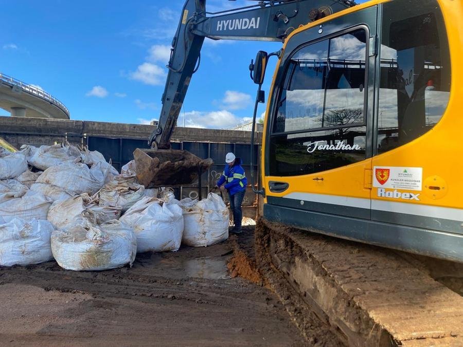 Opera&ccedil;&atilde;o para fechar comporta de n&uacute;mero 13, em Porto Alegre