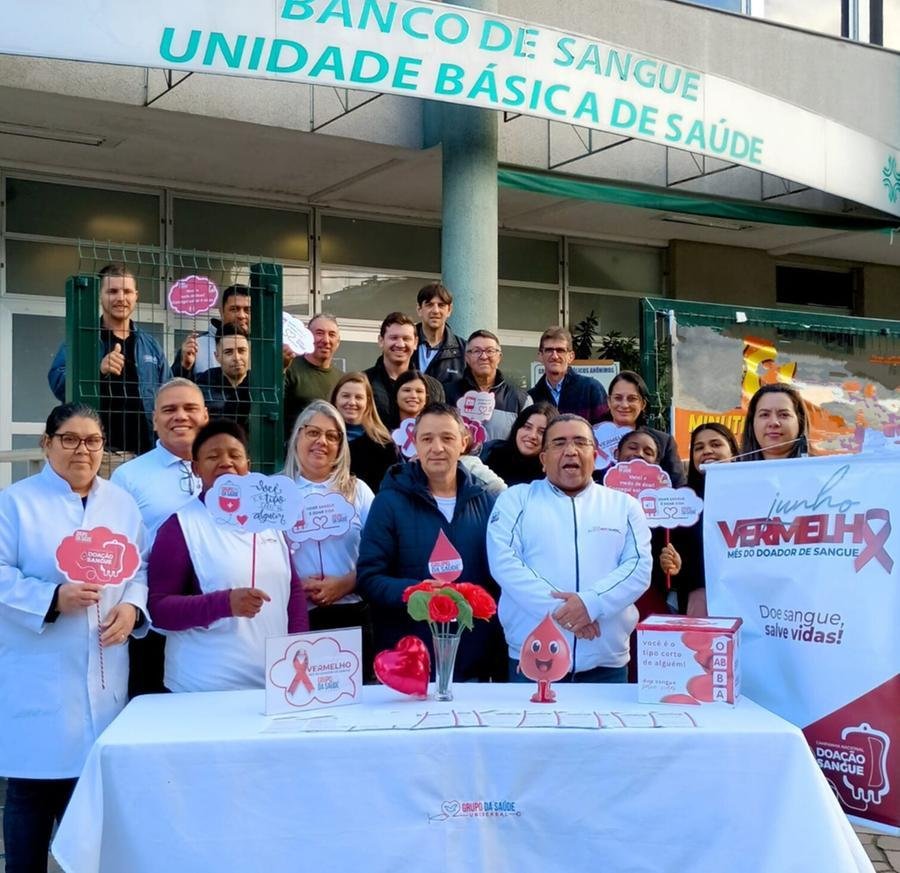 Em a&ccedil;&atilde;o comandada pelo bispo Freitas (segundo da direita para a esquerda em frente a mesa), 42 volunt&aacute;rios doaram sangue no Hospital de Cl&iacute;nicas