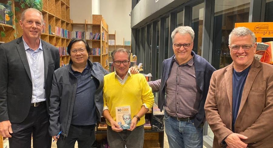Os autores Curt Zimmermann, Keiji Sakaes, Jorge Krug, Gustavo Fosse e Marcos Catarino autografara o livro 'No Code' na Livraria Santos do Pontal Shopping