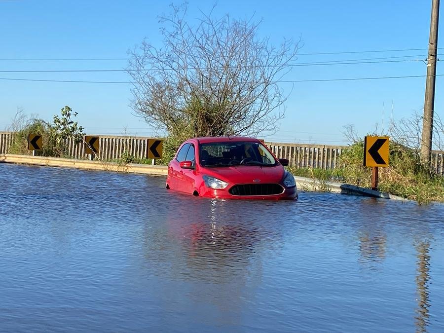 Mulher &eacute; resgatada por cunhado ap&oacute;s carro submergir na inunda&ccedil;&atilde;o em Canoas