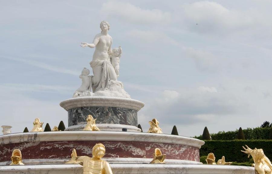 Em frente a diversas est&aacute;tuas nos jardins do pal&aacute;cio, um c&oacute;digo QR permite ao visitante iniciar a conversa oral em seu telefone, em franc&ecirc;s, ingl&ecirc;s ou espanhol