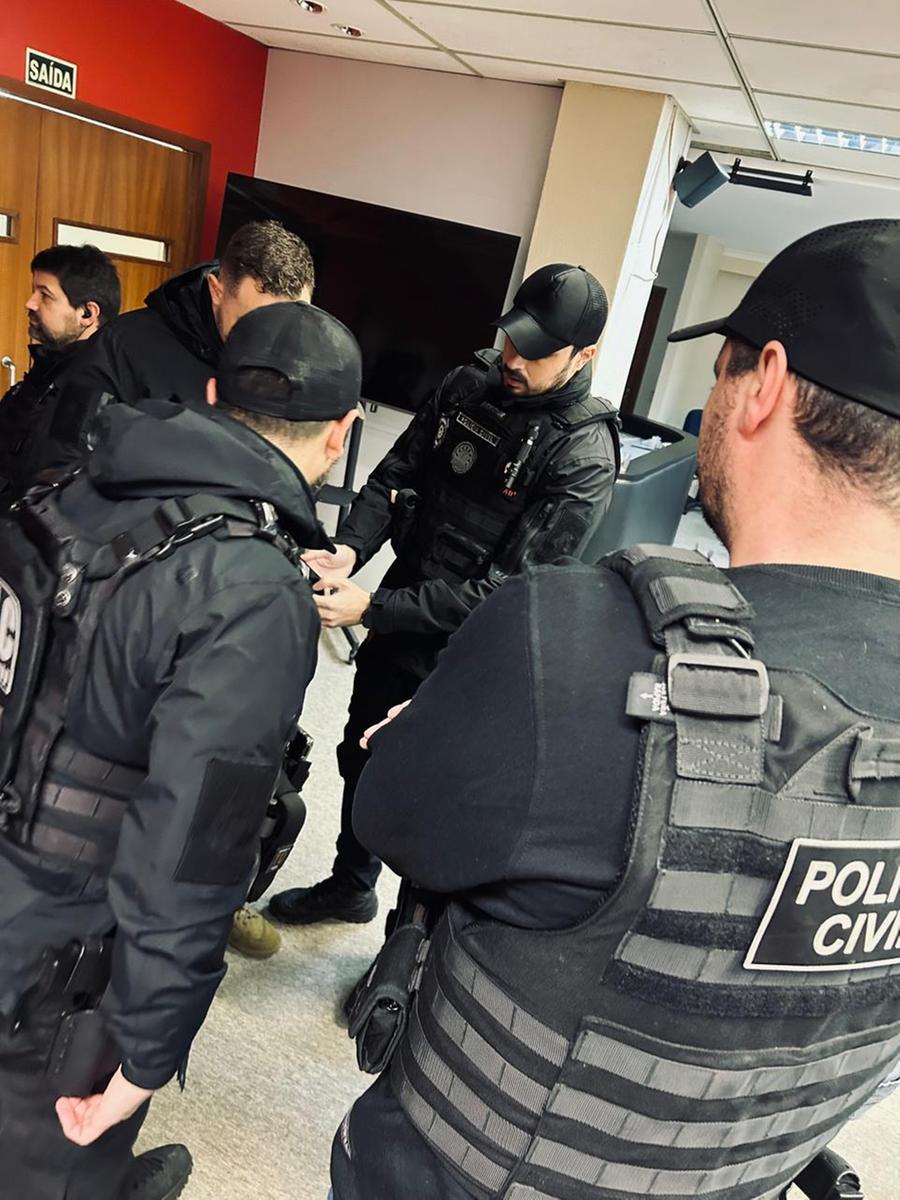Um suspeito foi preso em flagrante na opera&ccedil;&atilde;o por porte ilegal de arma de fogo de uso restrito