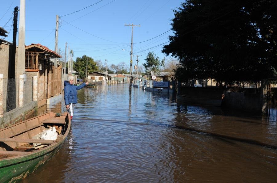 Rio Ca&iacute; transborda no bairro Morretes, em Nova Santa Rita