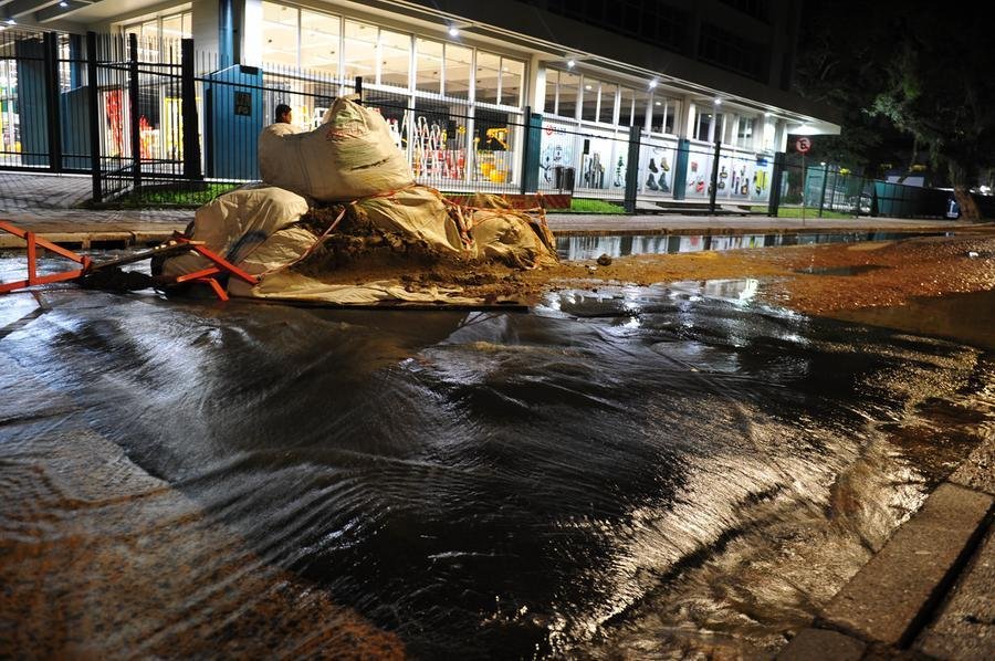&Aacute;guas refluiam em ruas do Quarto Distrito