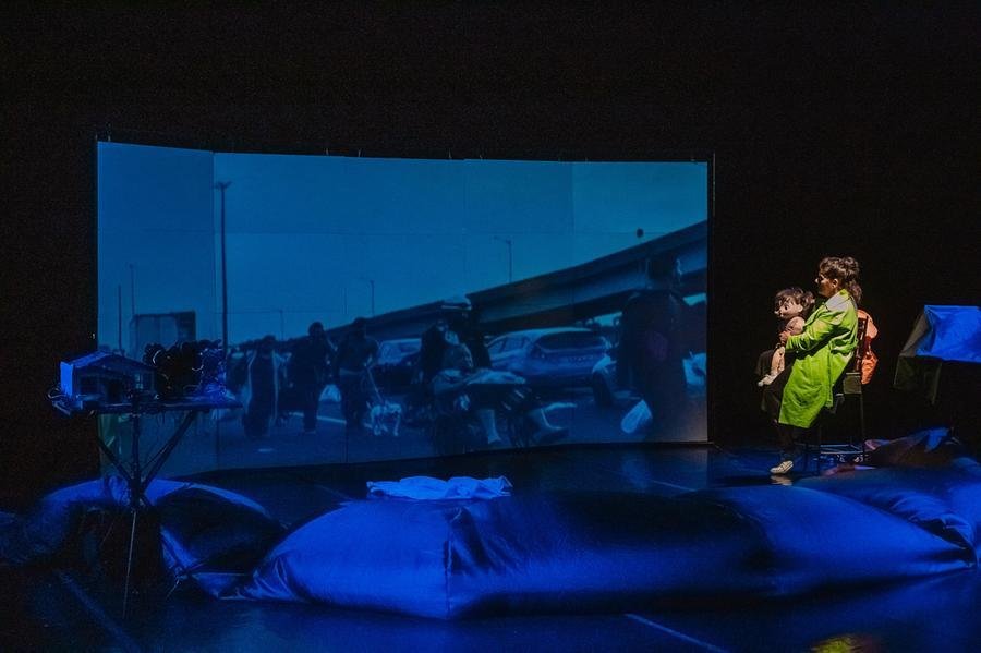 Espet&aacute;culo mistura teatro de formas animadas com teatro document&aacute;rio multim&iacute;dia para crian&ccedil;as
