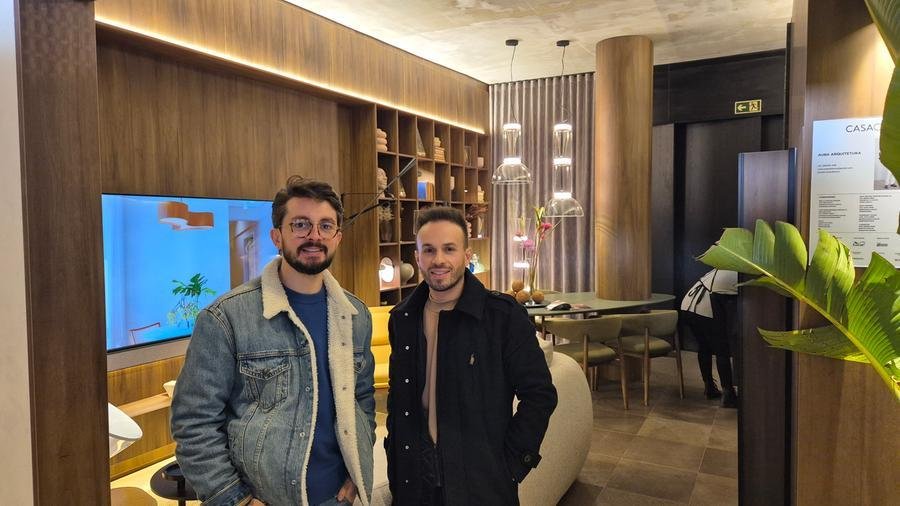 Will Roos e Felipe Meyer, do est&uacute;dio AUBA Arquitetura, assinam o apartamento "Criar Ra&iacute;zes", de 70m&sup2;, na mostra CasaCor RS 2025