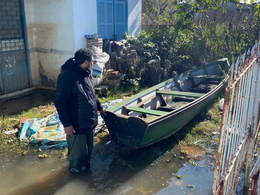 Moradores recebem suprimentos por meio de balsas em Alvorada