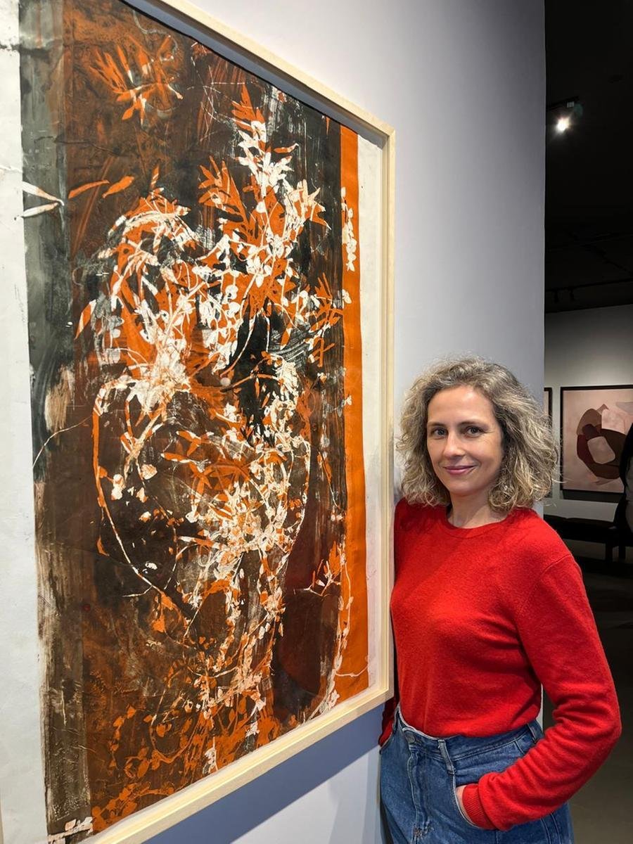 A artista M&ocirc;nica Bergmann, junto de sua obra no antigo terminal do Aeroporto Salgado Filho