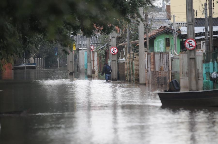 Em alguns pontos, o n&iacute;vel ainda chega at&eacute; os joelhos&nbsp;e o acesso ainda s&oacute; &eacute; poss&iacute;vel de barco