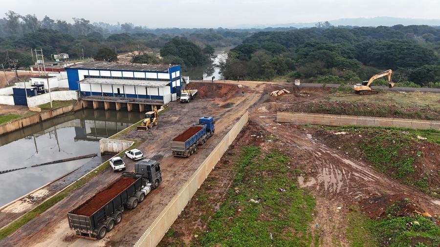 M&aacute;quinas e oper&aacute;rios seguem atuando em S&atilde;o Leopoldo para evitar pontos de inunda&ccedil;&atilde;o na cidade
