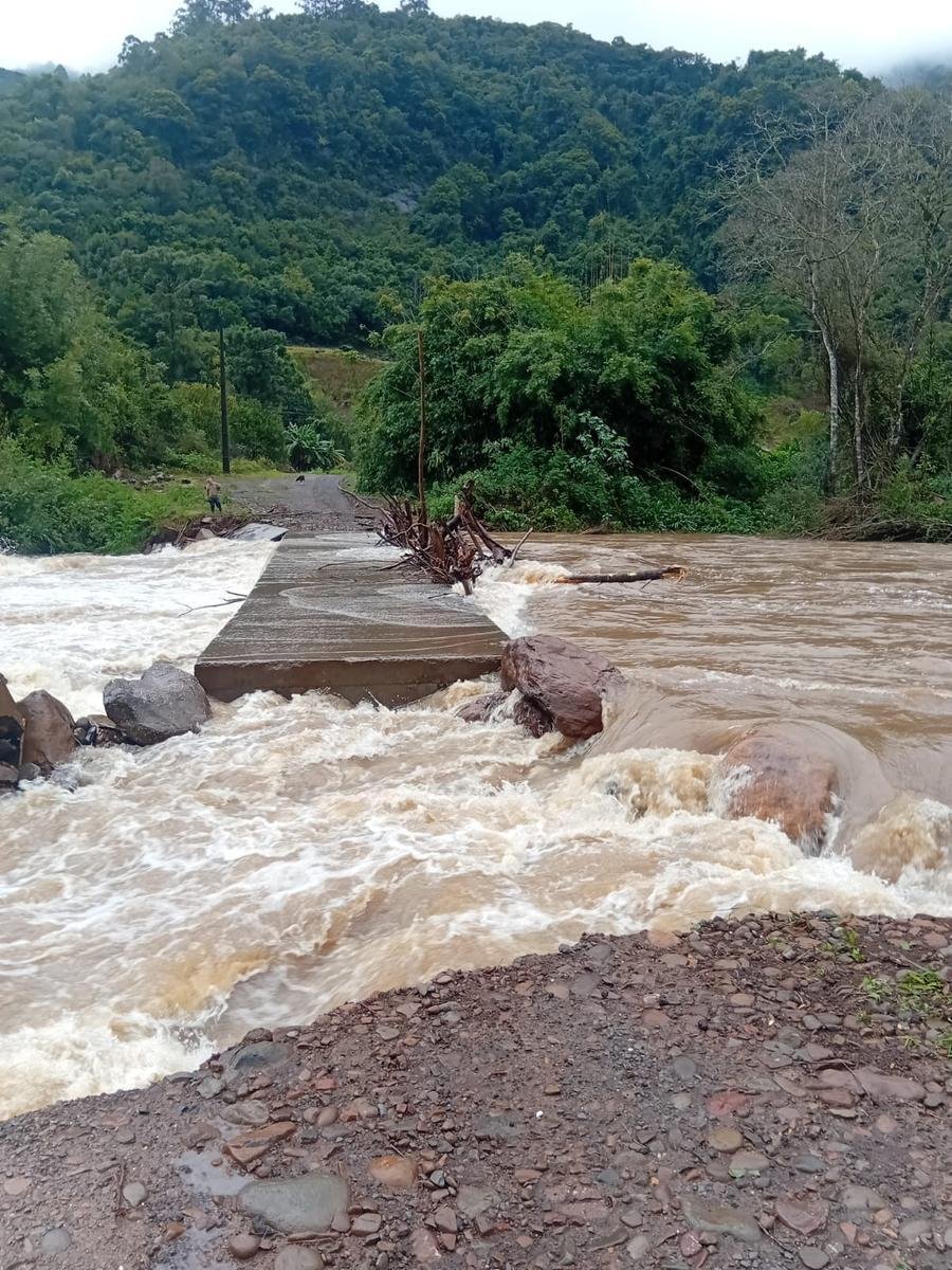 Ponte da Estrada Municipal 93, na comunidade de Santa Isabel, est&aacute; bloqueada