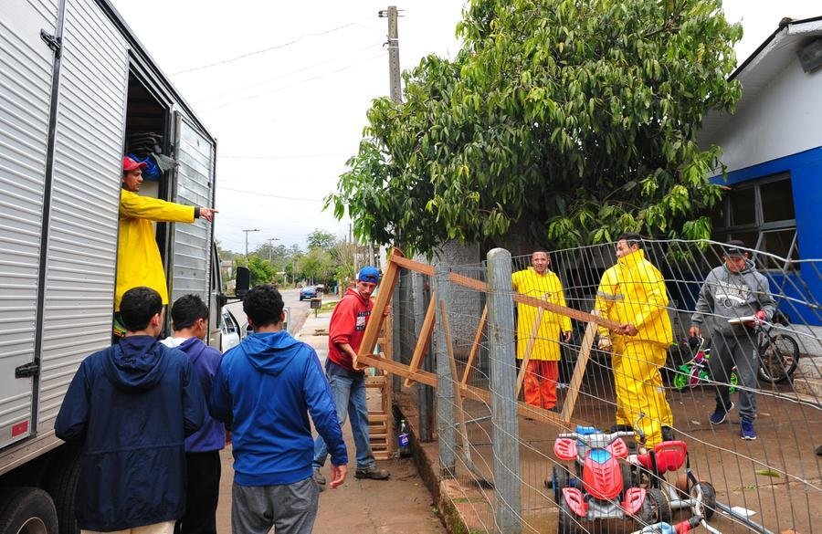 Cerca de 60 fam&iacute;lias tiveram que deixar suas casas em &aacute;reas de risco