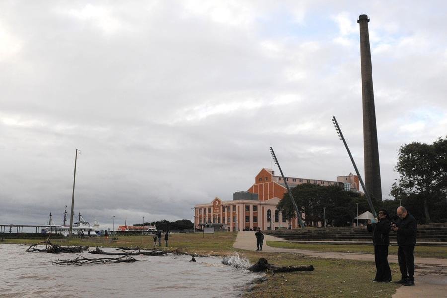 Orla do Gua&iacute;ba, em Porto Alegre, na tarde deste domingo