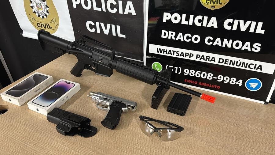 Simulacros de pistolas e fuzil foram apreendidas em opera&ccedil;&atilde;o da Pol&iacute;cia Civil contra organiza&ccedil;&atilde;o criminosa especialista em extors&atilde;o