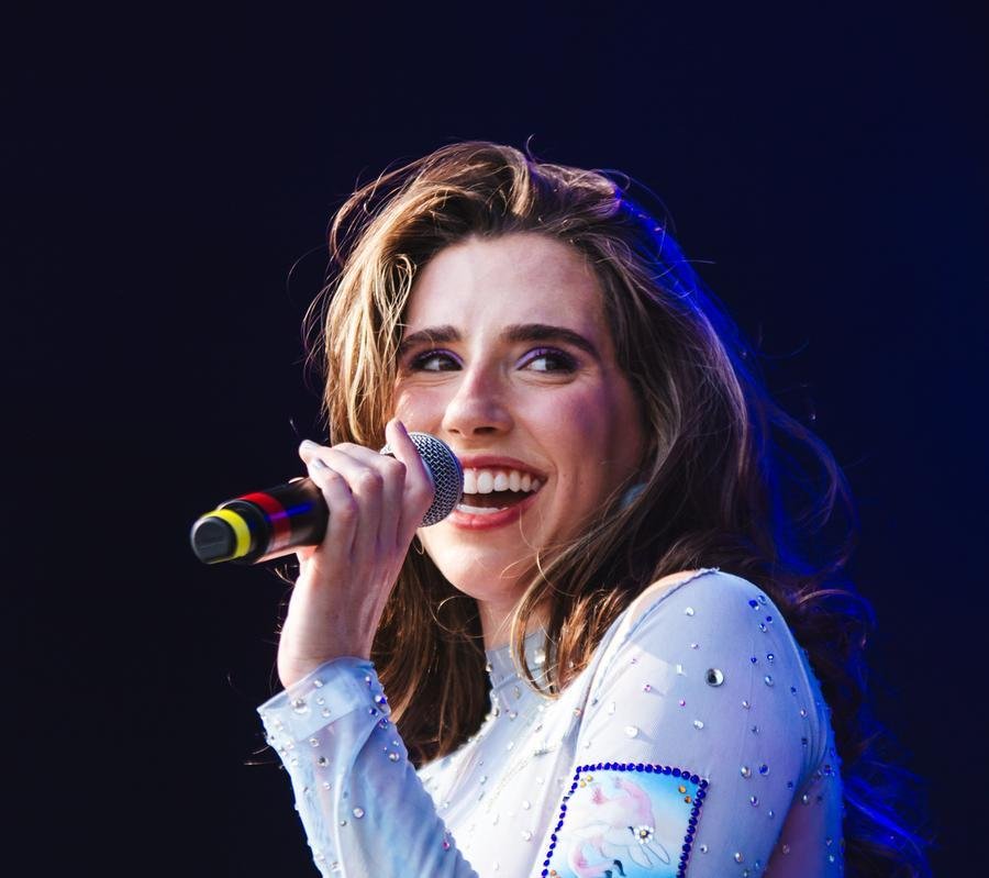 Cantora Nina Fernandes lan&ccedil;a &aacute;lbum