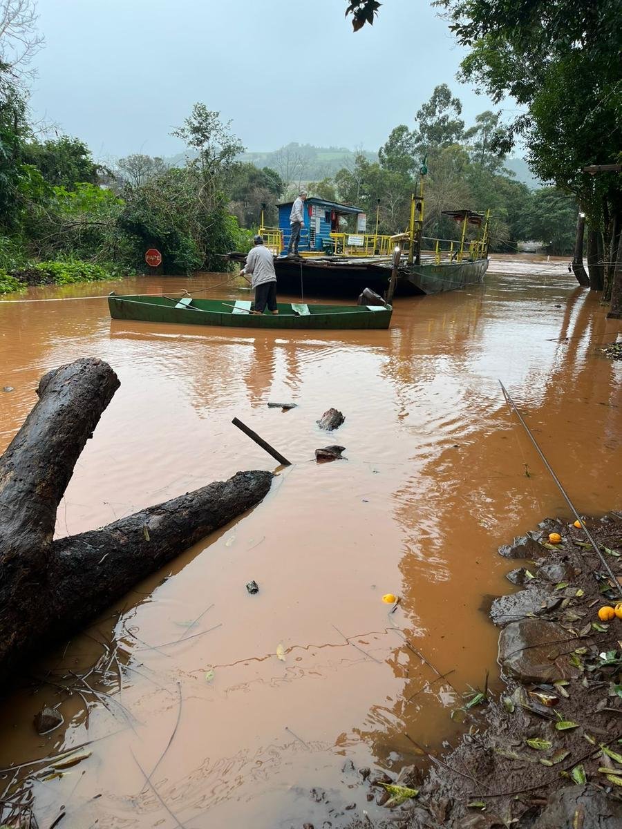 Com o servi&ccedil;o de balsa indispon&iacute;vel, o trajeto mais r&aacute;pido entre os munic&iacute;pios de Liberato Salzano e Cerro Grande &eacute; via estrada de ch&atilde;o e demora cerca de 1 hora de carro