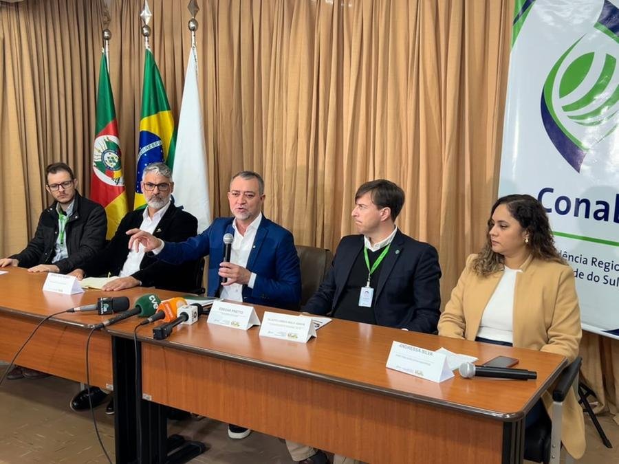 O presidente da Conab, Edegar Pretto (C), na sede da estatal em Porto Alegre, acompanhado do presidente da Federarroz, Denis Nunes (&agrave; esquerda de Pretto) e da diretora executiva da Abiarroz, Andressa Silva