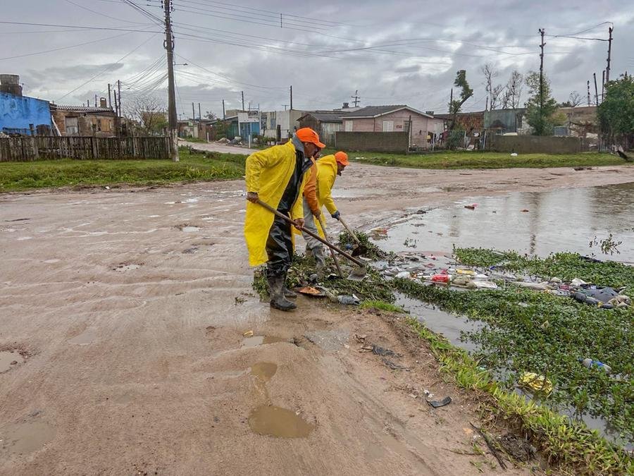 Equipes percorrem os bairros atendendo as necessidades pontuais onde aconteceram ac&uacute;mulo de &aacute;gua