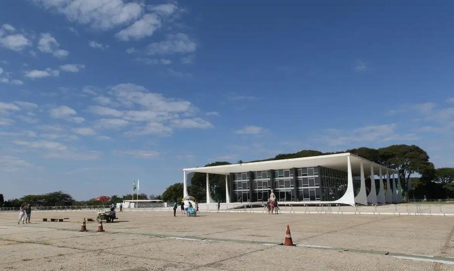 A Pra&ccedil;a dos Tr&ecirc;s Poderes est&aacute; cercada por grades desde o &uacute;ltimo s&aacute;bado