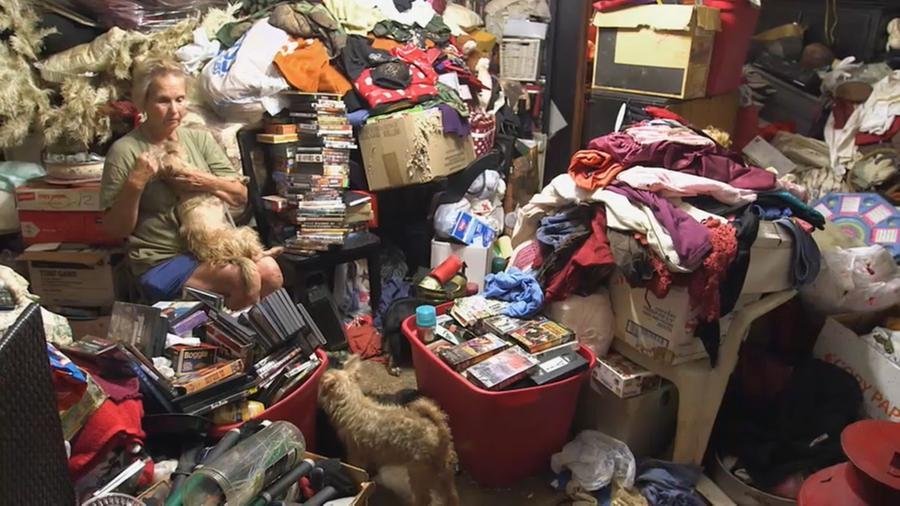 Gl&oacute;ria vive com dezenas de animais de estima&ccedil;&atilde;o em uma casa repleta de lixo