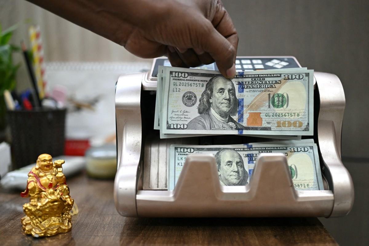 No ano, a moeda americana perde 11,98% ante o real