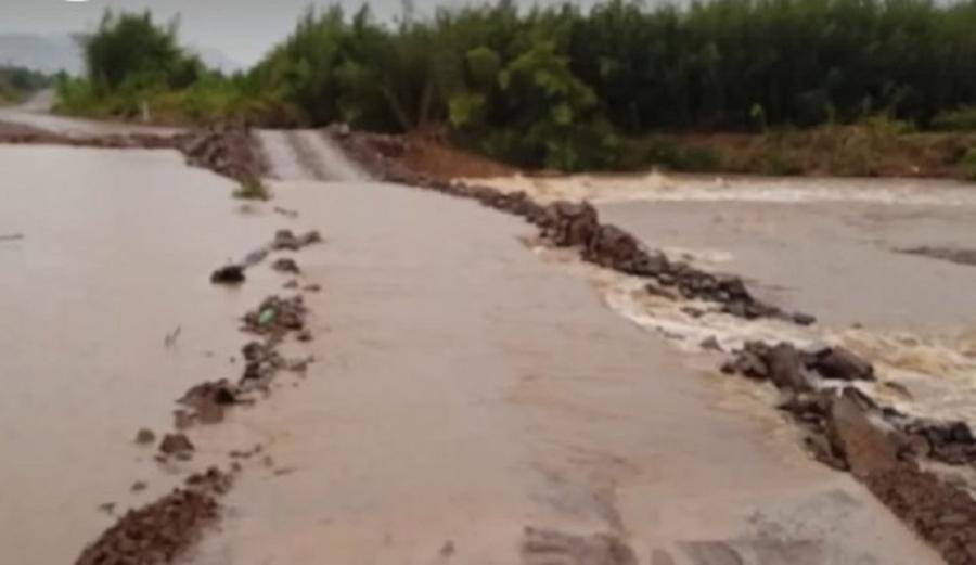 Trecho da ERS 348, em Faxinal do Soturno, foi bloqueado ap&oacute;s a &aacute;gua invadir a rodovia