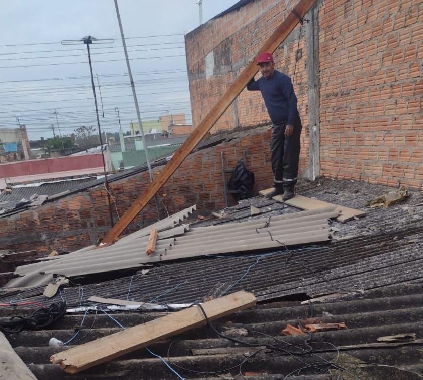 Equipes fazem a distribui&ccedil;&atilde;o de lonas para prote&ccedil;&atilde;o emergencial dos im&oacute;veis atingidos e realizam vistorias nas &aacute;reas afetadas