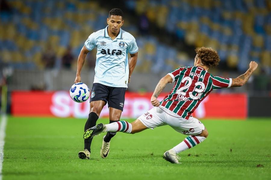 Jo&atilde;o Lucas saiu lesionado na derrota para o Fluminense