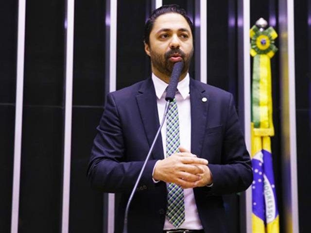 Na peti&ccedil;&atilde;o, Marcelo Moraes diz que est&aacute; &agrave; total disposi&ccedil;&atilde;o para "cumprir rigorosamente todas as condi&ccedil;&otilde;es"