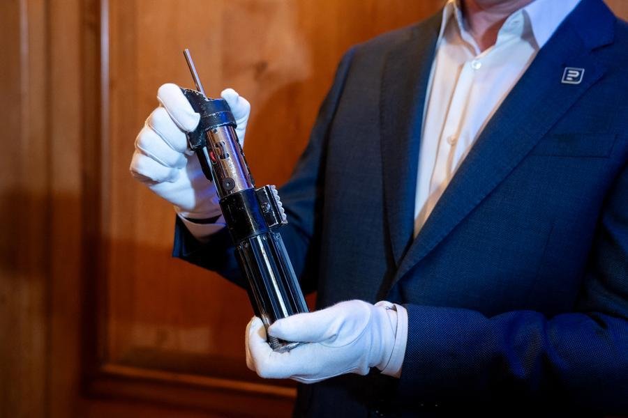 As estimativas de pre&ccedil;o do ic&ocirc;nico sabre de luz de Darth Vader apontam para at&eacute; 3 milh&otilde;es de d&oacute;lares (R$ 16,4 milh&otilde;es)