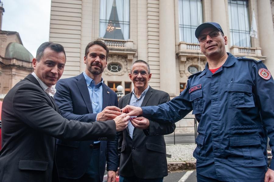 O Sistema Empresarial Unimed, por meio do Instituto Unimed/RS, entregar&aacute; botes motorizados e drones a dez Corpora&ccedil;&otilde;es dos Bombeiros do RS | E/D: Sandro Caron, secret&aacute;rio da Seguran&ccedil;a P&uacute;blica do RS; Governador Eduardo Leite; Jorge Martinez, presidente da Unimed Operadora e vice-presidente da Unimed Federa&ccedil;&atilde;o e Coronel Ricardo Mattei Santos, subcomandante-geral do CBMRS