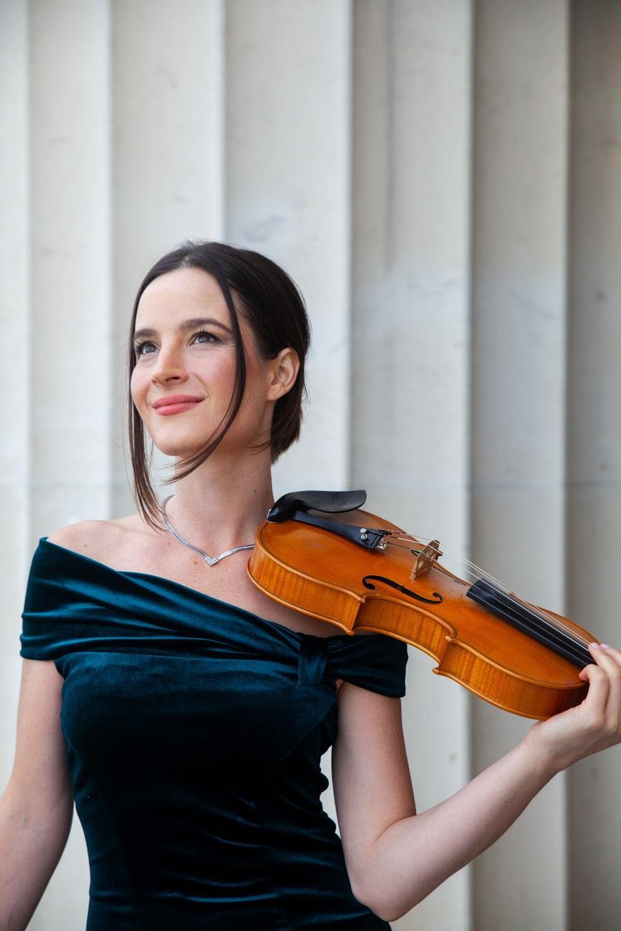 Violinista Amalia Hall se apresenta em Porto Alegre pela primeira vez, a convite da Ospa, em concerto desta sexta, 8, que inclui sinfonias de Haydn e Beethoven