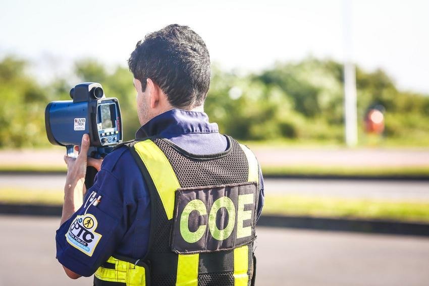 Os pontos de fiscaliza&ccedil;&atilde;o utilizam equipamentos port&aacute;teis de medi&ccedil;&atilde;o de velocidade
