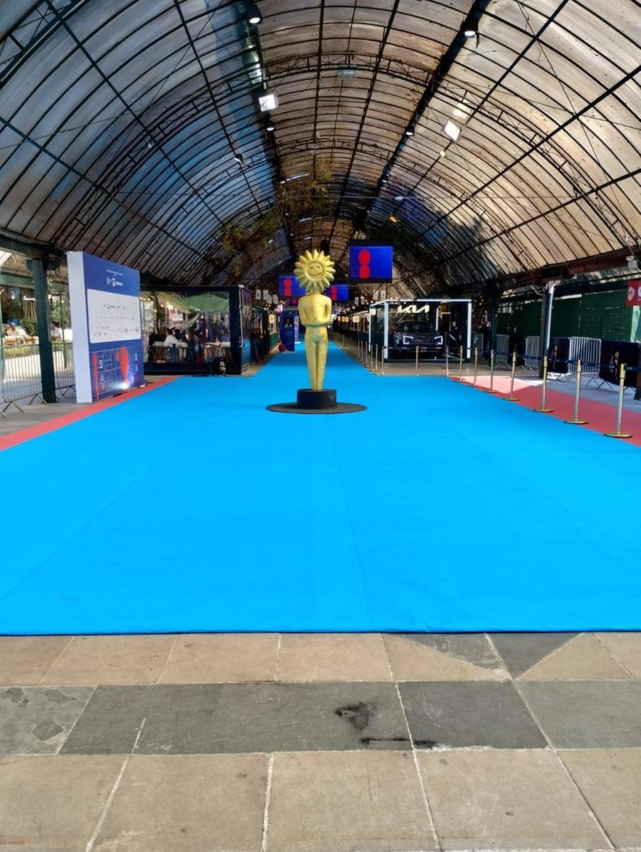 Tapete azul integra uma a&ccedil;&atilde;o para promover o filme de abertura do Festival, "O &Uacute;ltimo Azul"