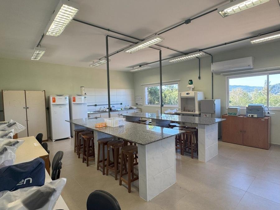 O novo bloco acad&ecirc;mico em Rolante, que cont&eacute;m dois laborat&oacute;rios e tr&ecirc;s salas de aula, possui uma &aacute;rea constru&iacute;da de 341,13 metros quadrados