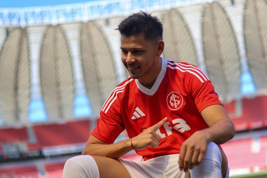 &Oacute;scar Romero voltou a treinar e pode ficar &agrave; disposi&ccedil;&atilde;o de Roger para jogo deste domingo
