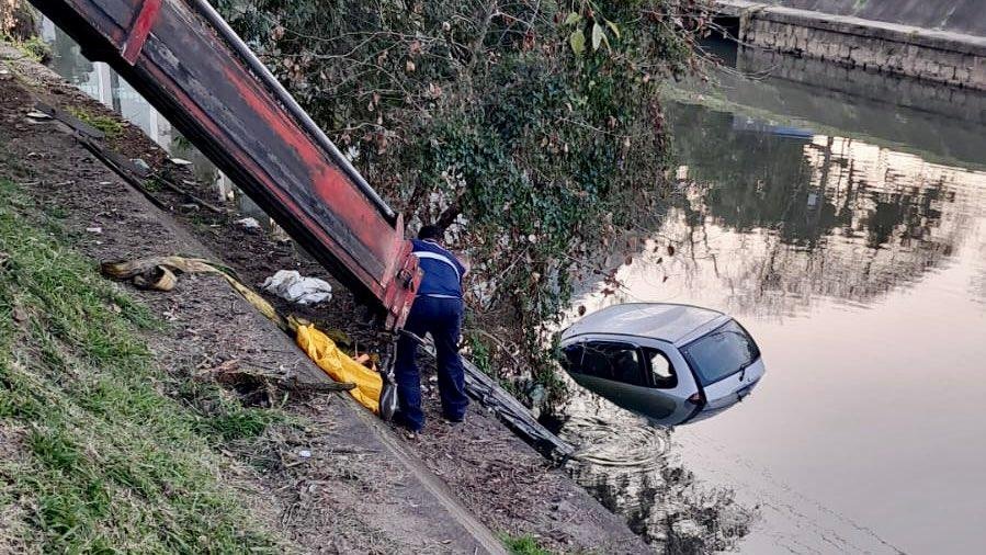 Autom&oacute;vel ficou parcialmente submerso