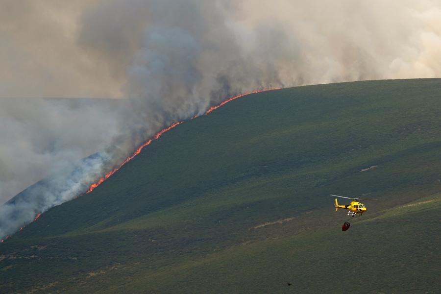 Helic&oacute;ptero combate um inc&ecirc;ndio florestal em Castrillo de Cabrera, noroeste da Espanha
